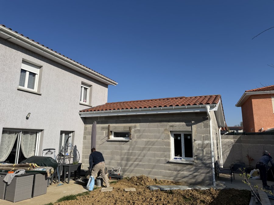 Création d’une extension avec GLS maçonnerie avec charpente traditionnelle pour ajouter une pièce supplémentaire à Chatillon sur Chalaronne